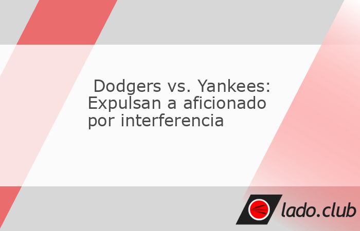 Un seguidor de Nueva York arrebató la bola del guante de Mookie Bets en la primera entrada tras un batazo de foul de Gleyber Torres